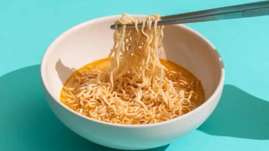 Mì tôm thường chứa lượng muối cao, không có lợi cho sức khỏe nếu ăn quá thường xuyên.