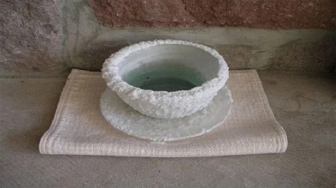 Nếu không xác định được chính xác hướng Đông Nam, gia chủ có thể đặt bát muối ở góc trong cùng bên trái của phòng khách (tính từ cửa chính bước vào). Đây là vị trí được nhiều chuyên gia phong thủy gọi là “minh tài vị”, nơi tài khí thường hội tụ mạnh nhất trong nhà.

