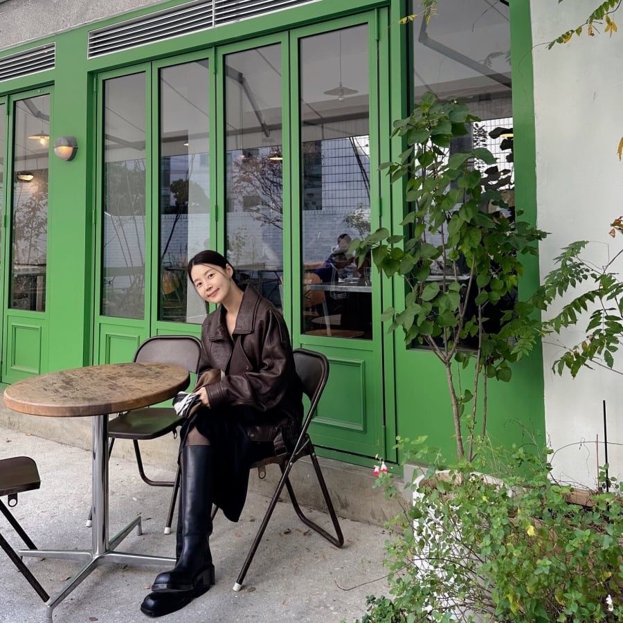 Những thiết kế dáng gọn, màu sắc trung tính như đen hoặc nâu giúp tổng thể trang phục trở nên sang