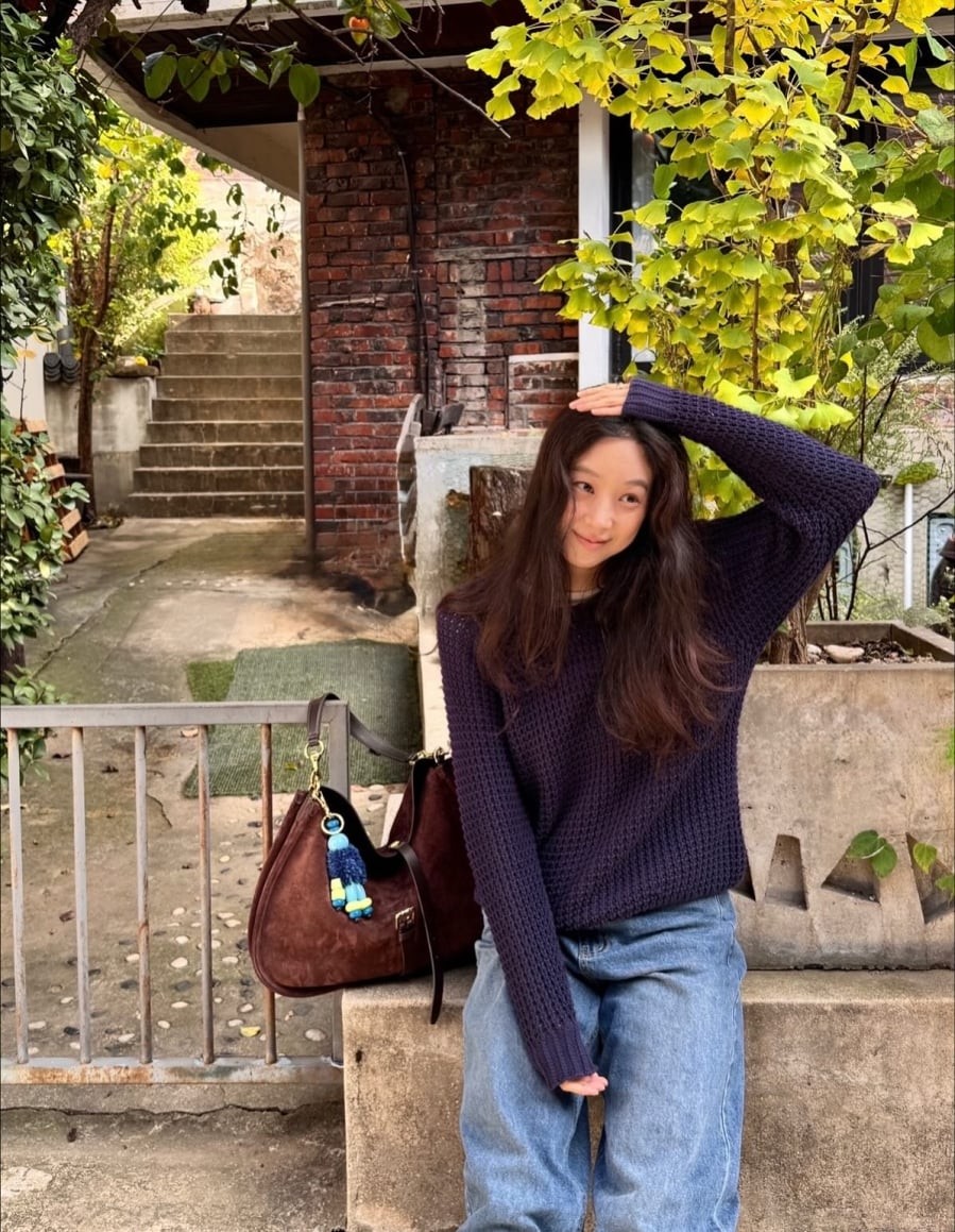 Những chiếc áo len có thiết kế đơn giản luôn là lựa chọn an toàn nhưng hiệu quả cho phụ nữ trên 40. 