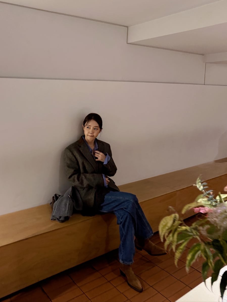 Gam màu xanh đậm hoặc đen tạo cảm giác chỉn chu, dễ phối cùng áo sơ mi, áo len hay blazer, phù hợp cho cả những ngày dạo phố lẫn môi trường công việc linh hoạt.