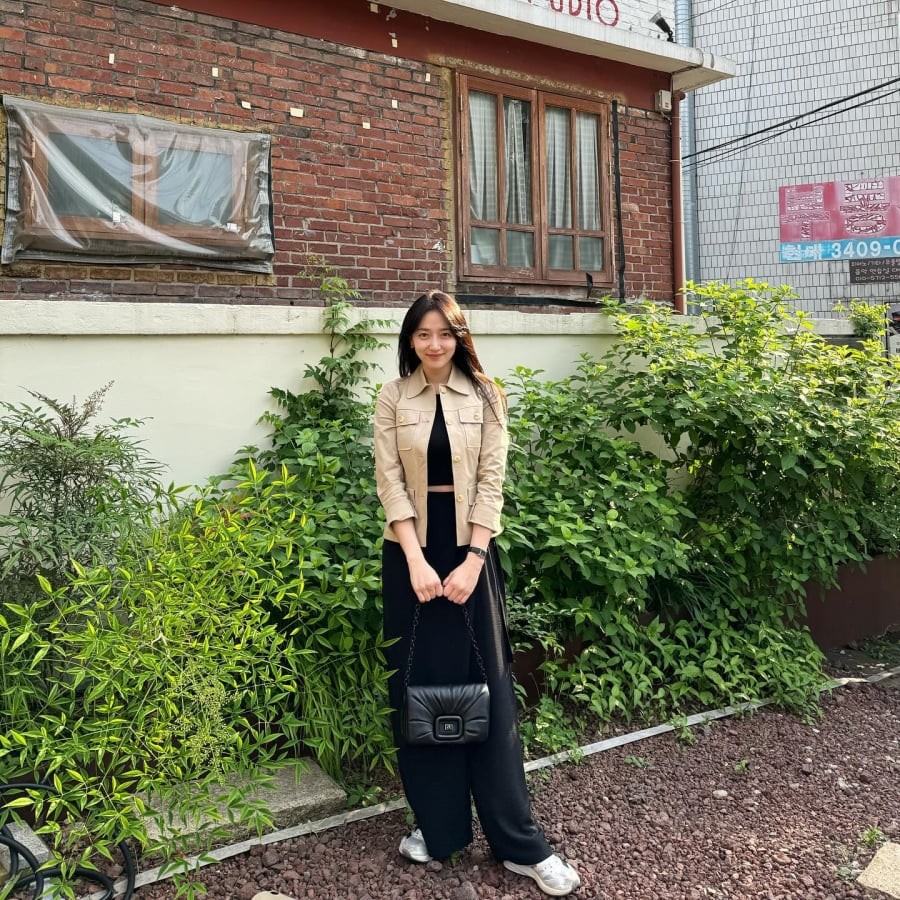 Khi kết hợp cùng quần ống suông, tổng thể trang phục trở nên thoải mái, phù hợp cho những hoạt động thường ngày mà vẫn giữ được nét thanh lịch.