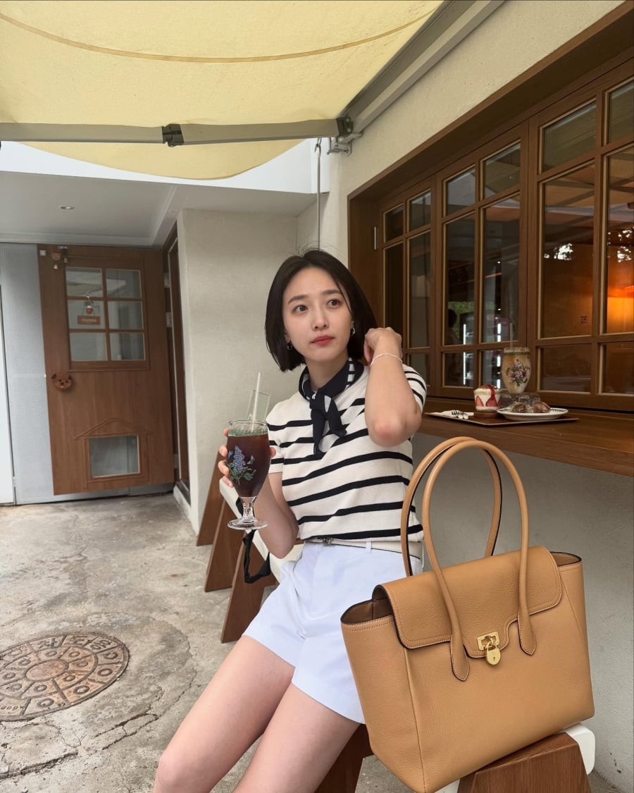 Thay vì chọn họa tiết quá nổi bật, cô ưu tiên các thiết kế mang tính cân bằng, tạo điểm nhấn vừa đủ.