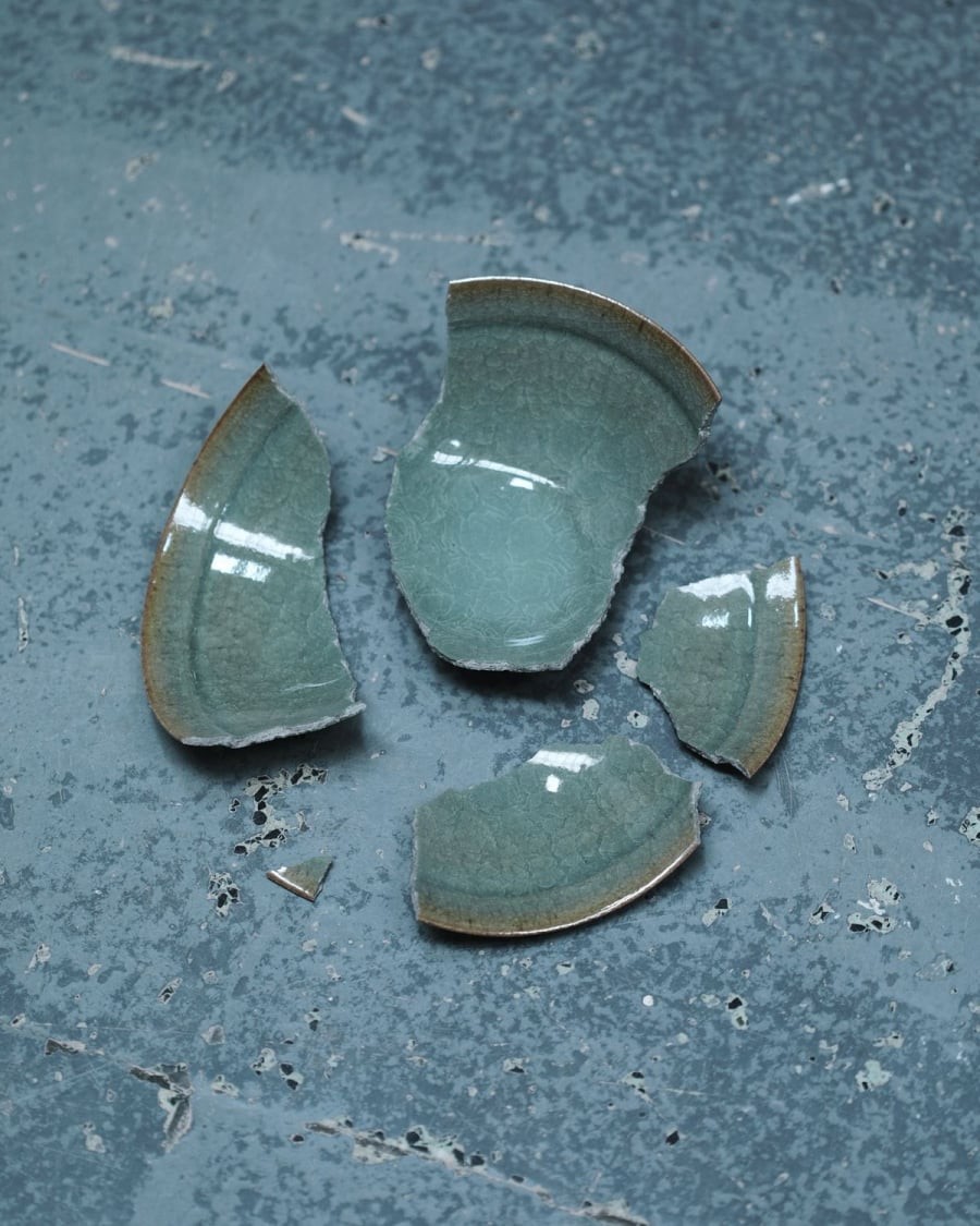 Tiếng đồ vật rơi vỡ báo hiệu chẳng lành