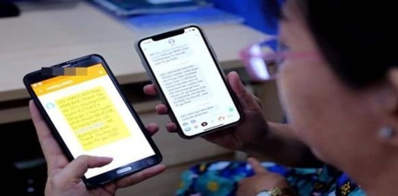 Kịch bản phổ biến là các đối tượng mạo danh nhân viên hỗ trợ kỹ thuật, cán bộ ngân hàng hoặc đại diện cơ quan chính phủ để gửi tin nhắn thông báo. 