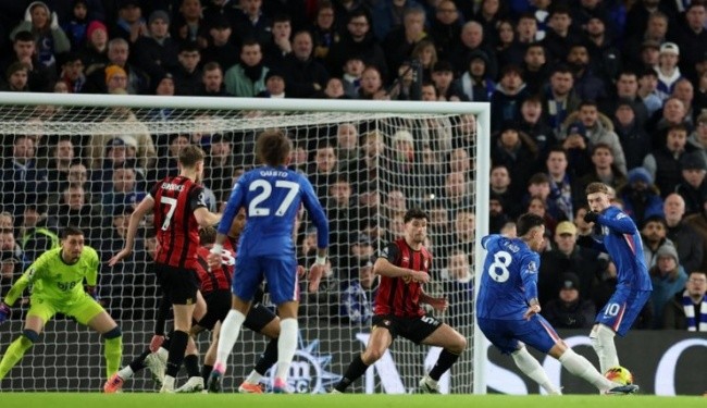 Fernandez tung cú sút đẳng cấp.