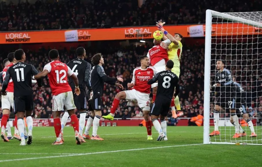 Tình huống Aston Villa cho rằng trung vệ Gabriel Magalhaes đã có va chạm với thủ thành Emiliano Martinez.