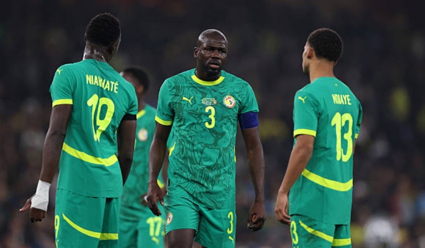 Koulibaly lĩnh thẻ đỏ.