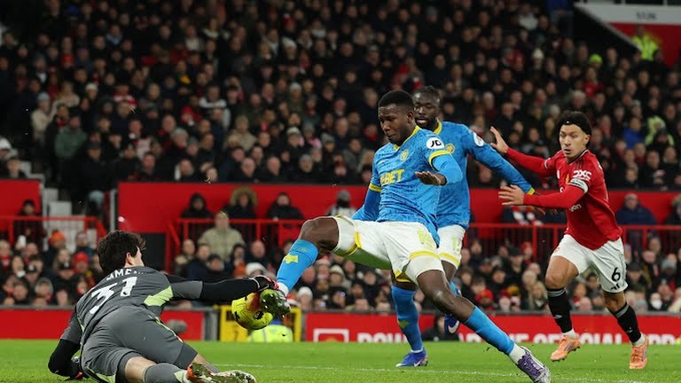 Wolves gây nhiều khó khăn cho MU.