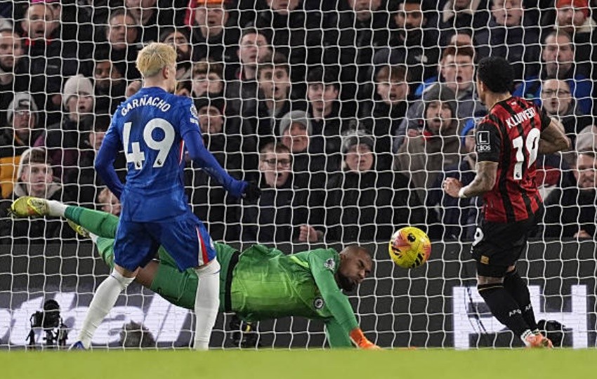 Chelsea bị thủng lưới bởi những tình huống cố định.