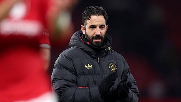 Gary Neville không hài lòng với chiến thuật của Ruben Amorim.