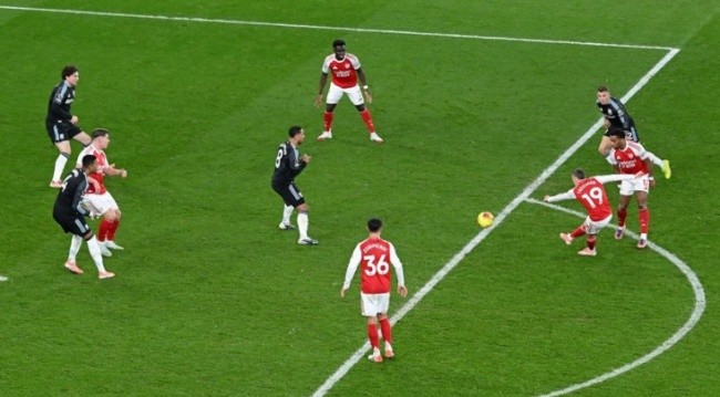 Trossard ghi bàn cho Arsenal.