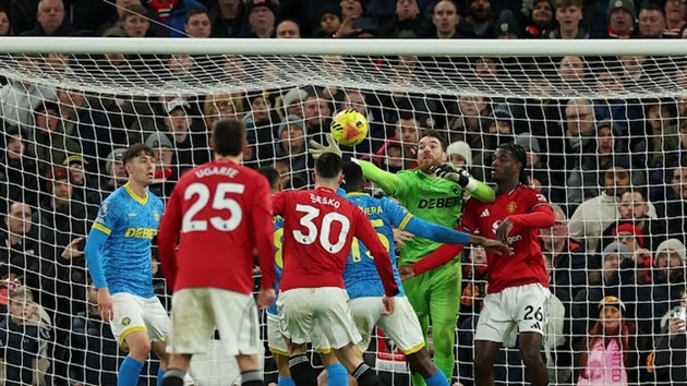 Hàng công MU thiếu sắc bén.