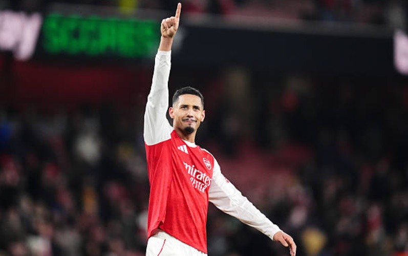 William Saliba (6.9 điểm): Có màn trình diễn tròn vai bên cạnh Gabriel. Khoảnh khắc đáng chú ý nhất của trung vệ người Pháp là tình huống lăn xả chặn đứng cơ hội mười mươi của Watkins ngay trước giờ nghỉ, cứu cho Arsenal một bàn thua trông thấy dù trọng tài sau đó đã phất cờ báo việt vị.