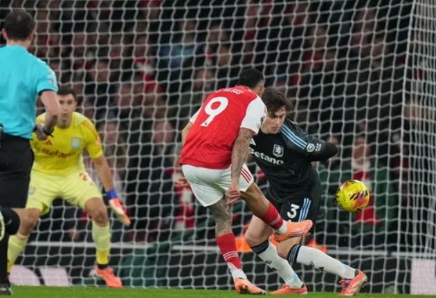 Jesus ghi bàn chỉ sau một phút vào sân.