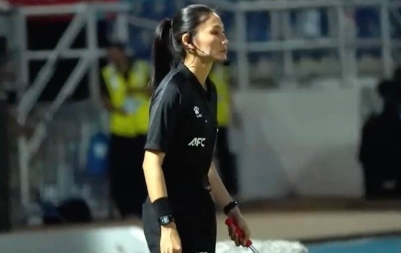 Nữ trọng tài người Lào gây tranh cãi sau quyết định từ chối bàn thắng của tuyển nữ Việt Nam ở trận chung kết SEA Games 33.