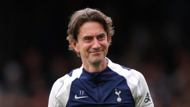 HLV Frank có lần tái ngộ thú vị với đội bóng cũ.