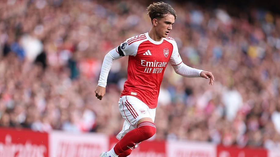 Arsenal dùng cơ chế lương thưởng đặc biệt để níu giữ tài năng trẻ Dowman