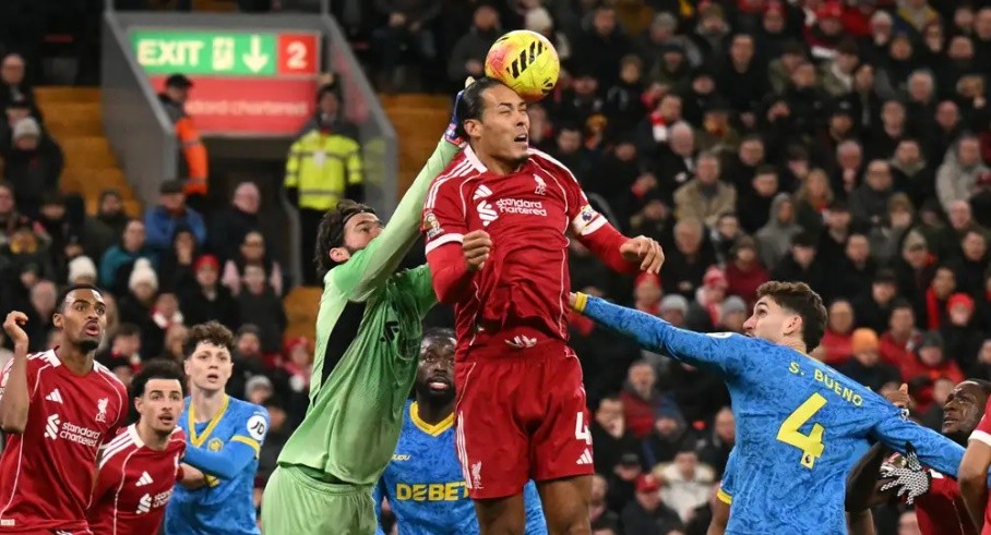 Khả năng phòng ngự các pha bóng cố định đang là điểm yếu của Liverpool.