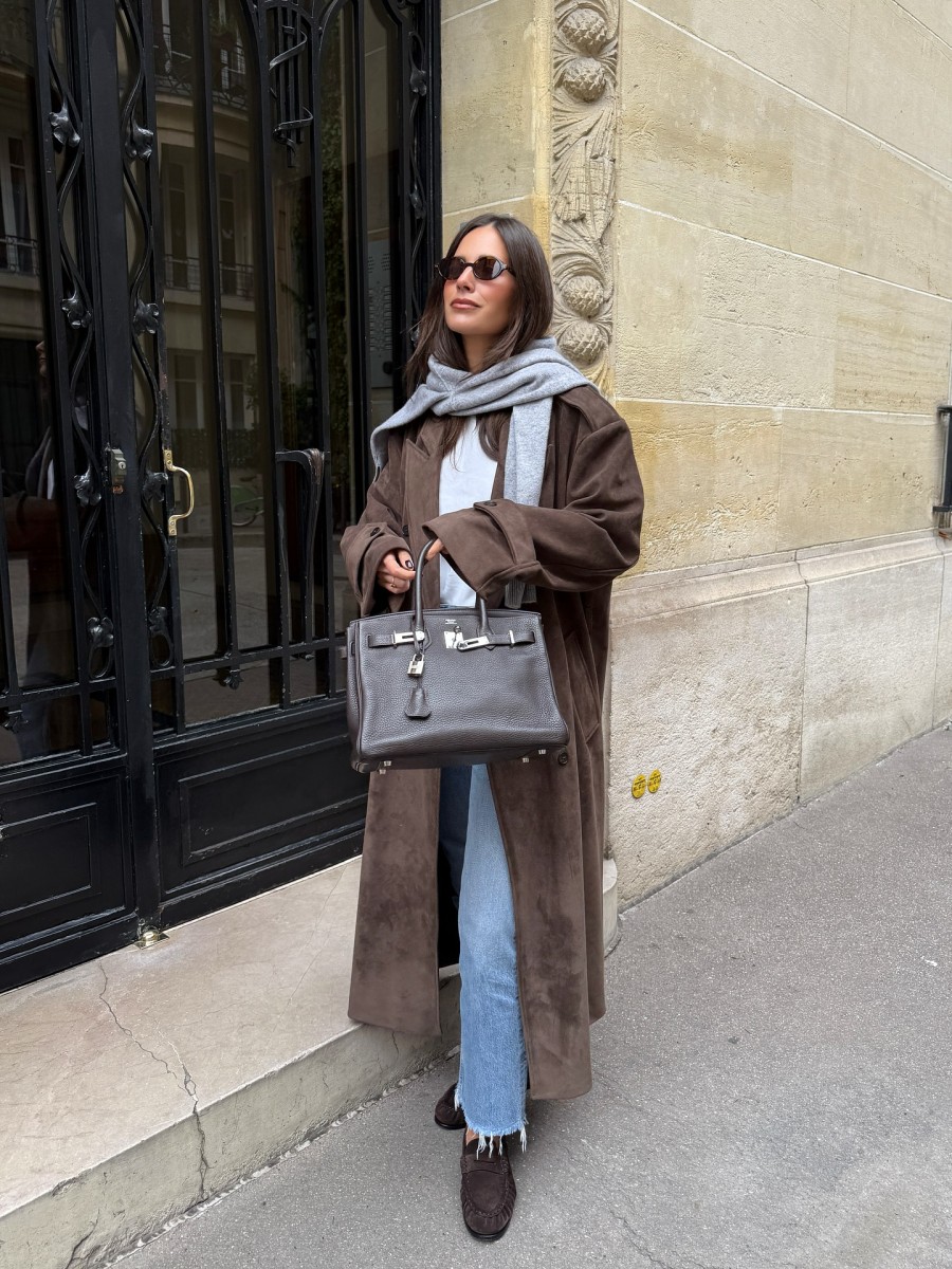 Màu nâu mang đến cảm giác ấm áp, cổ điển và rất được ưa chuộng, đặc biệt trong những tháng thu đông.