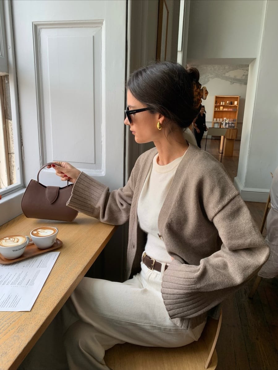 Từ áo blazer, áo len cho đến quần âu, màu xám mang lại cảm giác chỉn chu nhưng không quá cứng nhắc.