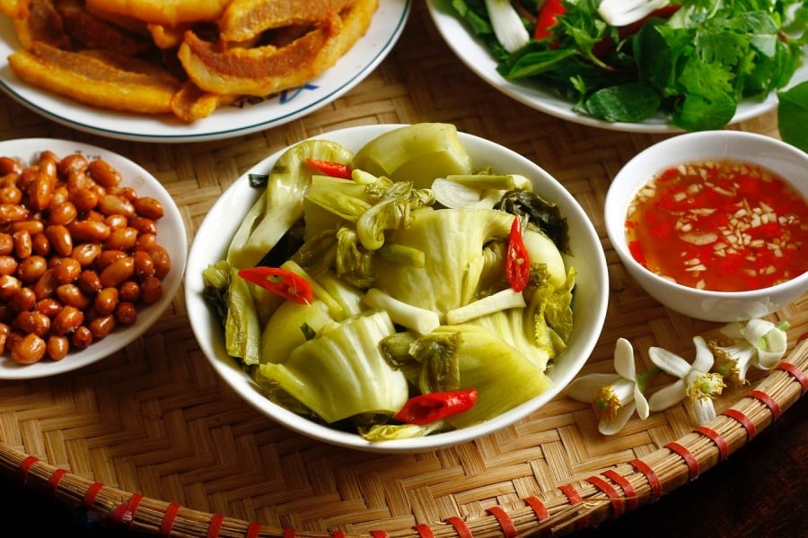 Muối dưa vàng óng, để lâu vẫn giòn, không chua phải có 1 thứ