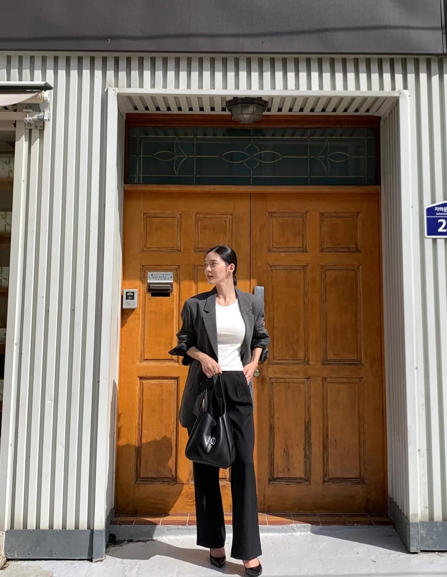 Chỉ cần một đôi cao gót mũi nhọn đúng phom, tổng thể trang phục cũng trở nên chỉn chu và sang trọng hơn.