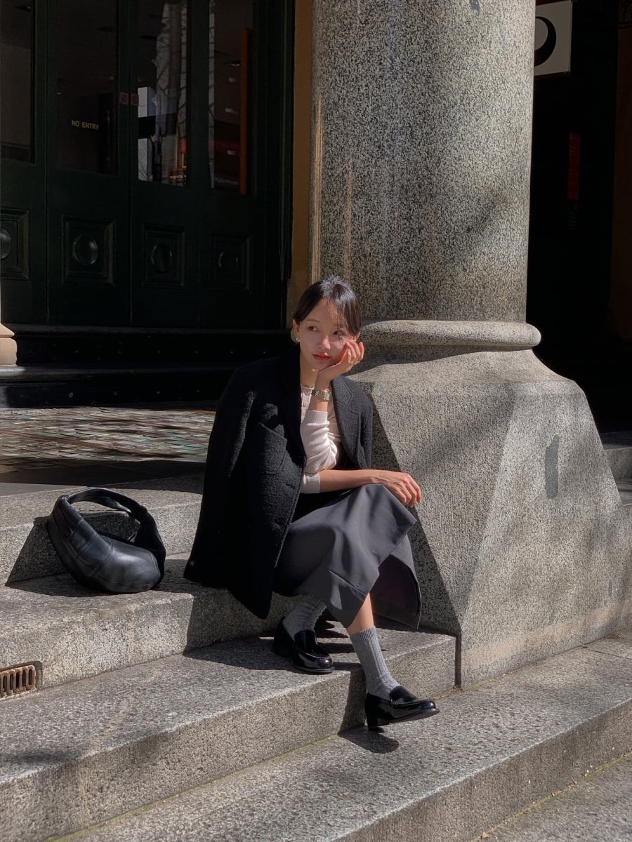  Thiết kế loafer ngày càng gọn nhẹ, đế vừa phải và được nhấn nhá bằng các chi tiết tinh tế như khóa kim loại hay da vân.