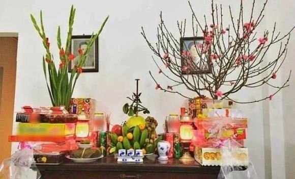 Theo quan niệm dân gian, việc bày trí bàn thờ thường tuân theo nguyên tắc “đông bình tây quả”, tức là bình hoa đặt ở hướng đông, còn mâm hoa quả đặt ở hướng tây. 