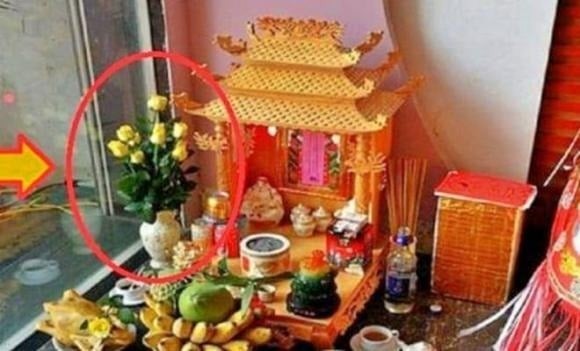 Ngoài bình hoa và mâm quả, các vật phẩm thờ cúng khác như bộ tam sự hoặc ngũ sự, mâm bồng, ống hương cũng cần được bố trí hợp lý để giữ sự trang nghiêm. 