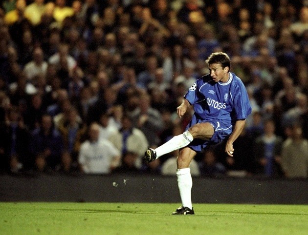 Petrescu khi còn chơi cho Chelsea.