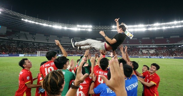 CNN ca ngợi HLV Kim Sang Sik