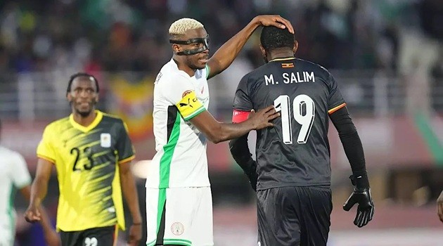 Salim đã dùng tay chơi bóng dù băng lên rất cao.