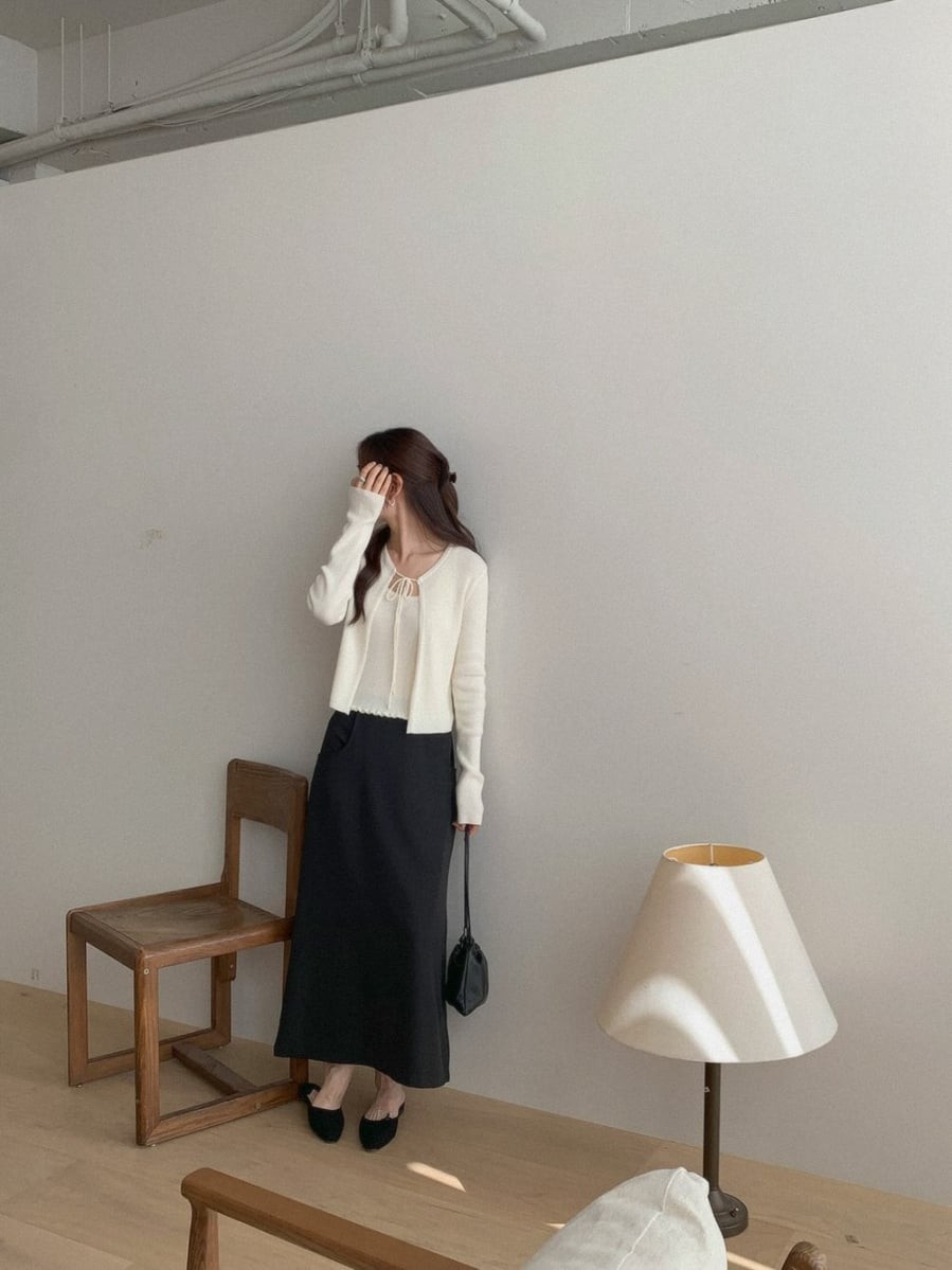 Quần be và áo len trung tính là lựa chọn lý tưởng cho những ai theo đuổi phong cách tối giản mang hơi hướng sang trọng. 