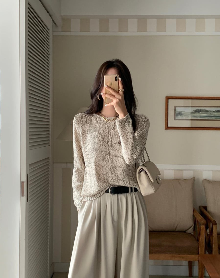 Khi muốn tăng thêm nét mềm mại cho trang phục mùa lạnh, áo len trung tính kết hợp cùng chân váy dài là công thức đáng cân nhắc. 