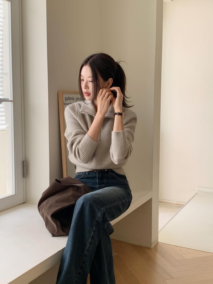 Áo len giúp tổng thể bớt cứng nhắc, trong khi quần âu giữ vai trò tạo phom dáng gọn gàng. 