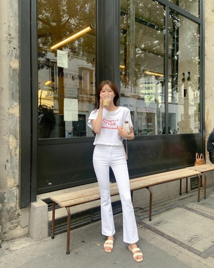 Phụ kiện đóng vai trò quan trọng trong việc hoàn thiện trang phục với quần trắng.