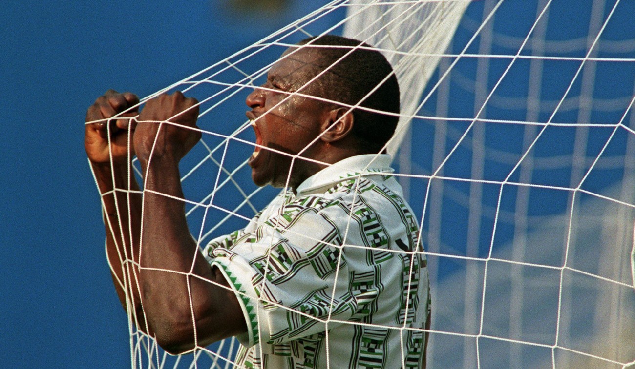 Hình ảnh ăn mừng đã trở thành huyền thoại của Rashidi Yekini ở World Cup 1994.