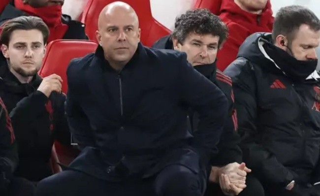 CĐV Liverpool chê trách cách thay người của Slot.