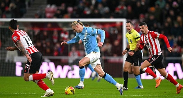 Erling Haaland gặp khó khăn khi chạm trán Sunderland.