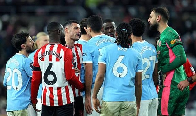 Manchester City bị Sunderland gây khó dễ tại sân Ánh Sáng.