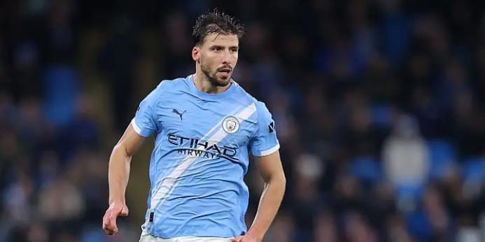 Trung vệ: Ruben Dias – 7/10: Dias chơi tròn vai, luôn có mặt đúng lúc để phá bóng giải nguy. Sự điềm tĩnh của anh góp công lớn giúp Man City không bị thủng lưới trước những đợt phản công của Sunderland.