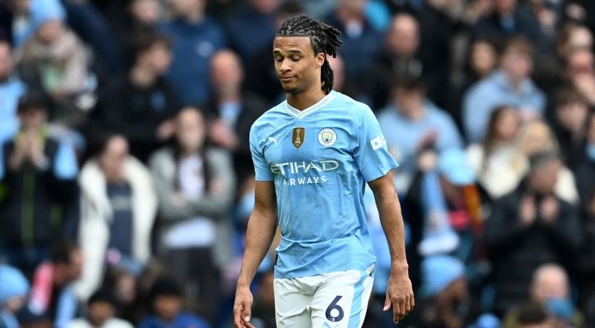 Trung vệ: Nathan Ake – 7.5/10: Cầu thủ người Hà Lan là điểm sáng nơi hàng thủ. Anh không chỉ chắc chắn trong các pha tranh chấp phòng ngự mà còn thể hiện sự tự tin khi cầm bóng triển khai từ tuyến dưới.