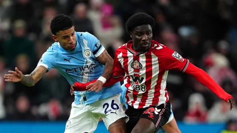 Tiền vệ tấn công lệch phải: Savio – 6/10: Cầu thủ chạy cánh này di chuyển tốt vào những vị trí nguy hiểm. Đáng tiếc, khả năng dứt điểm và tận dụng cơ hội của anh trong trận này là khá tệ.