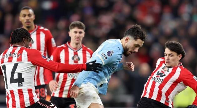 Tiền vệ tấn công lệch trái: Rayan Cherki – 7.5/10: Cherki là một trong những cầu thủ chơi hay nhất trên hàng công Man City với những pha đi bóng bắt mắt, khuấy đảo hàng thủ đối phương. Tuy nhiên, anh cũng bất lực trong việc tìm kiếm bàn thắng.