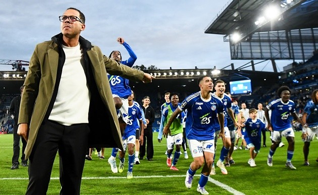 Rosenior ăn mừng chiến thắng cùng Strasbourg tại Ligue 1 hồi đầu mùa giải