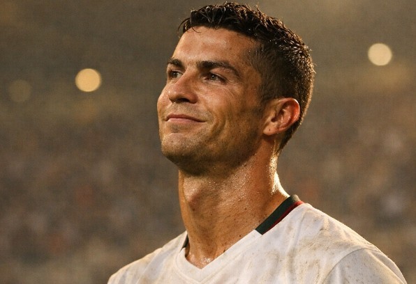 Cristiano Ronaldo được xem là một trong những cầu thủ vĩ đại nhất của thế giới bóng đá.
