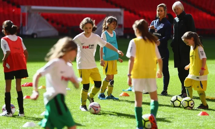 Ngày càng nhiều trẻ em gái tại Anh được tiếp xúc với bóng đá
