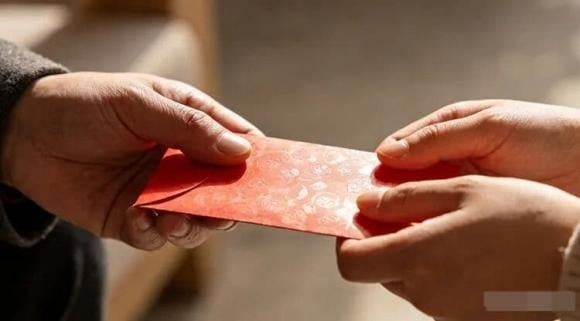 Dịp năm mới là thời gian tặng lì xì, mua sắm, nhưng cần tránh khoe của. 