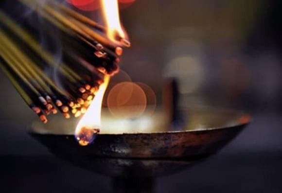 Nếu gia chủ bận rộn, cúng rằm có thể tiến hành sớm vào ngày 14 âm lịch (thứ Sáu, 2/1/2026 dương lịch).